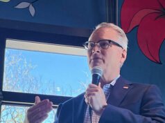 Il democratico Adam Hamilton si arricchisce grazie alla sua megachiesa