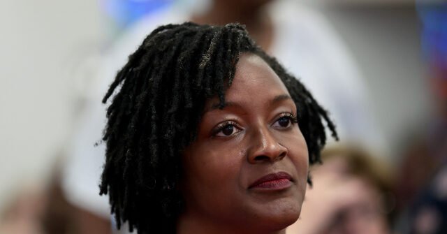 La candidata DSA Angie Nixon difende il ritratto dell’assassino di un poliziotto nel suo “Cafe Resistance” La candidata DSA Angie Nixon difende il ritratto dell’assassino di un poliziotto nel suo “Cafe Resistance”