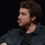 Il partner di Elizabeth Holmes pensa che “sembra pazza” nel trailer di “You Can See Everything”.