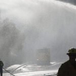 Le case vanno in fiamme mentre gli incendi in California si diffondono su 465 acri