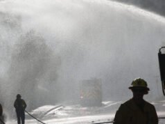 Le case vanno in fiamme mentre gli incendi in California si diffondono su 465 acri
