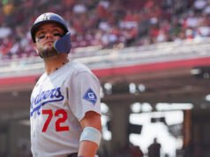 GUARDA: Test di cittadinanza statunitense di Miguel Rojas Aces dei Dodgers: “Sono davvero orgoglioso di essere americano”
