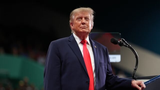 Trump prende in giro Hollywood per aver “baciatomi il culo” sul credito d’imposta cinematografico e televisivo