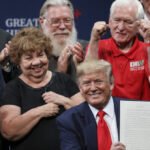 Trump invia quasi 100 dollari a più di 20 milioni di anziani con Medicare per compensare i costi sanitari