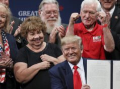 Trump invia quasi 100 dollari a più di 20 milioni di anziani con Medicare per compensare i costi sanitari