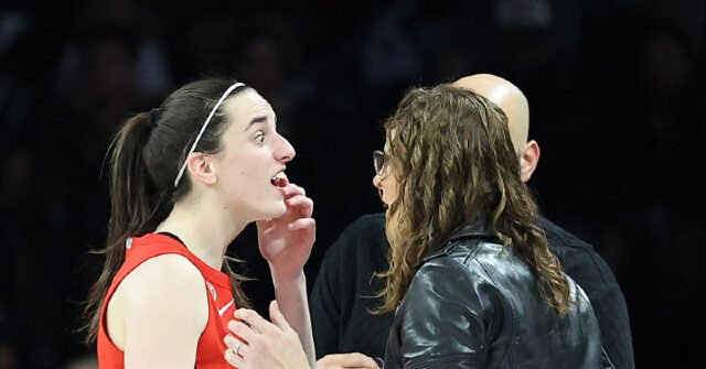 Caitlin Clark mette all’angolo gli arbitri dopo essere stata insanguinata da una gomitata in faccia Caitlin Clark mette all’angolo gli arbitri dopo essere stata insanguinata da una gomitata in faccia