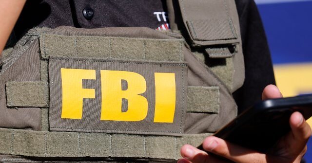 I federali arrestano diversi sospetti nell’attacco hacker “ShinyHunters” che ha preso di mira l’FBI I federali arrestano diversi sospetti nell’attacco hacker “ShinyHunters” che ha preso di mira l’FBI
