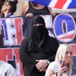 Un uomo si presenta in tribunale indossando il burka dopo l’arresto per protesta contro l’immigrazione