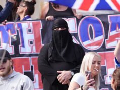 Un uomo si presenta in tribunale indossando il burka dopo l’arresto per protesta contro l’immigrazione