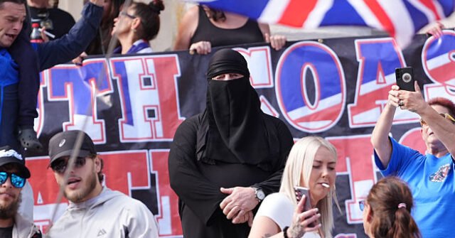 Un uomo si presenta in tribunale indossando il burka dopo l’arresto per protesta contro l’immigrazione Un uomo si presenta in tribunale indossando il burka dopo l’arresto per protesta contro l’immigrazione