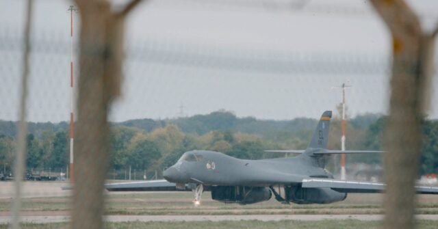 Doppio cittadino britannico-iraniano rilasciato su cauzione dopo essere stato trattenuto per un presunto complotto nella base aerea della RAF Doppio cittadino britannico-iraniano rilasciato su cauzione dopo essere stato trattenuto per un presunto complotto nella base aerea della RAF