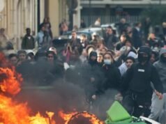 Rivolte giovanili francesi manipolate dal partito di estrema sinistra Mélenchon: polizia di Parigi