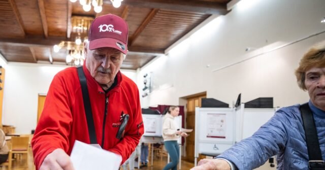 I lettoni votano per il nuovo Parlamento nel timore di un attacco ibrido russo I lettoni votano per il nuovo Parlamento nel timore di un attacco ibrido russo