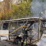 30 morti nell’attacco aereo russo alla fermata dell’autobus civile