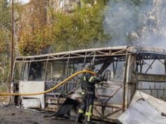 30 morti nell’attacco aereo russo alla fermata dell’autobus civile