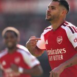 L’Arsenal ha battuto il Leeds 2-1 nella vittoria in rimonta e si è portato al livello del Manchester City in testa alla classifica