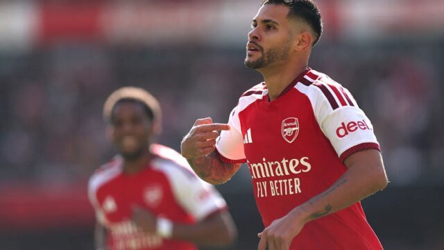L’Arsenal ha battuto il Leeds 2-1 nella vittoria in rimonta e si è portato al livello del Manchester City in testa alla classifica