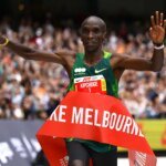 Il keniano Eliud Kipchoge vince la sua prima maratona in tre anni a Melbourne
