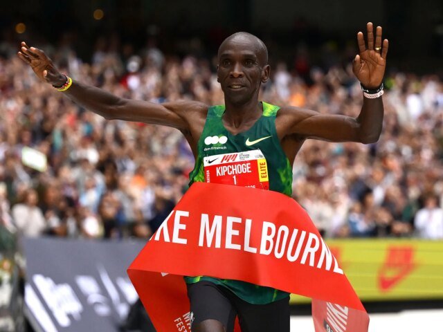 Il keniano Eliud Kipchoge vince la sua prima maratona in tre anni a Melbourne Il keniano Eliud Kipchoge vince la sua prima maratona in tre anni a Melbourne