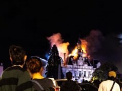 Francia: 15 arrestati per incendio doloso che ha distrutto l’edificio del municipio di 143 anni