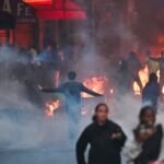 La squadra di polizia specializzata nella violenza urbana viene schierata a Parigi mentre continuano i disordini