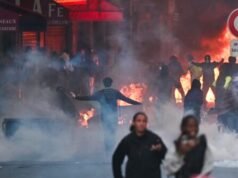 La squadra di polizia specializzata nella violenza urbana viene schierata a Parigi mentre continuano i disordini