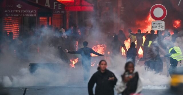 La squadra di polizia specializzata nella violenza urbana viene schierata a Parigi mentre continuano i disordini La squadra di polizia specializzata nella violenza urbana viene schierata a Parigi mentre continuano i disordini