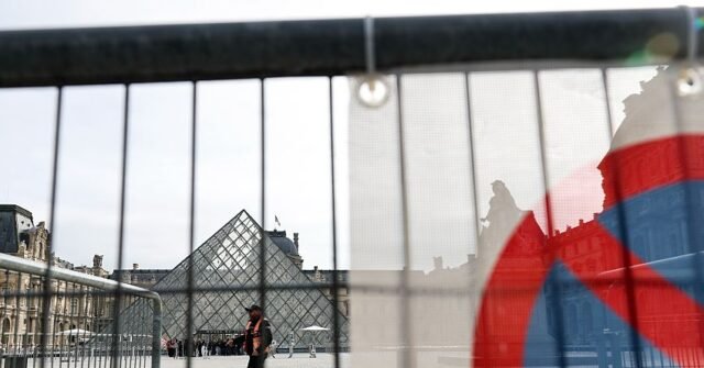 Il Museo del Louvre di Parigi chiude sabato in previsione della violenza Il Museo del Louvre di Parigi chiude sabato in previsione della violenza