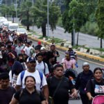 Scoppiano scontri all’interno della carovana di migranti diretta agli Stati Uniti mentre il viaggio verso nord si muove lentamente attraverso il Messico
