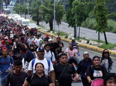 Scoppiano scontri all’interno della carovana di migranti diretta agli Stati Uniti mentre il viaggio verso nord si muove lentamente attraverso il Messico