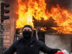 Khanna: “sbagliato” provocare rivolte in Francia “a proposito dell’ala sinistra”