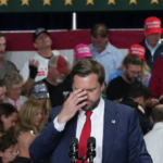 Guarda: JD Vance controlla la donna che ha avuto un collasso durante la manifestazione e guida la folla in preghiera per lei