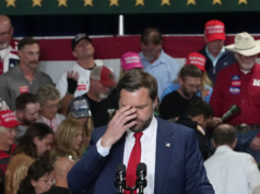 Guarda: JD Vance controlla la donna che ha avuto un collasso durante la manifestazione e guida la folla in preghiera per lei