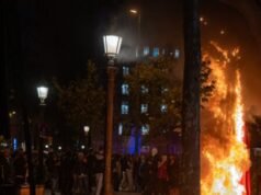 I disordini in stile francese si diffondono in Spagna mentre i giovani rivolgono e saccheggiano a Barcellona