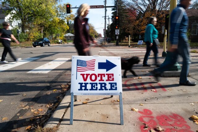 Democratici in testa alle urne mentre le votazioni anticipate raggiungono il record di metà mandato Democratici in testa alle urne mentre le votazioni anticipate raggiungono il record di metà mandato