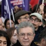 Il candidato presidenziale di estrema sinistra Melenchon guida la protesta a Parigi mentre la polizia avverte della notte di Halloween “insurrezionale”