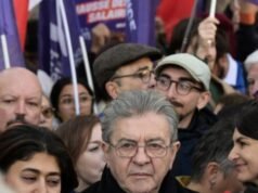 Il candidato presidenziale di estrema sinistra Melenchon guida la protesta a Parigi mentre la polizia avverte della notte di Halloween “insurrezionale”