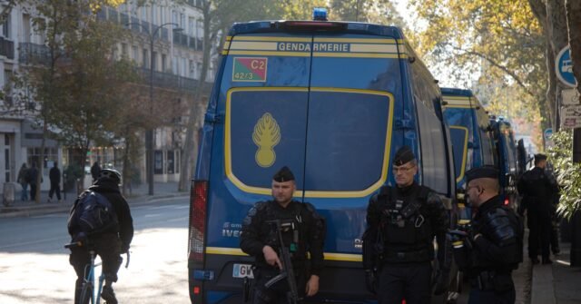La Francia si prepara al terzo fine settimana di disordini e schiera 70.000 poliziotti La Francia si prepara al terzo fine settimana di disordini e schiera 70.000 poliziotti