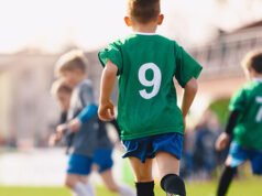 La madre accompagna la partita di calcio giovanile, uccidendo 2 persone e ferendone 11