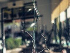 GUARDA: Il sospetto conducente ubriaco si schianta con il camion contro un ristorante della California