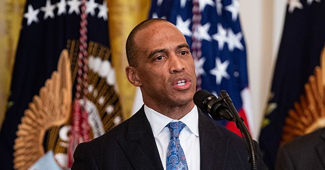Esclusivo: il segretario dell’HUD Scott Turner difende l’agenda immobiliare di Trump mentre la fiducia dei costruttori scende al minimo di 14 anni Esclusivo: il segretario dell’HUD Scott Turner difende l’agenda immobiliare di Trump mentre la fiducia dei costruttori scende al minimo di 14 anni