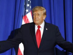 Trump porta un corteo di automobili all’evento della campagna dopo che il tempo impedisce il volo
