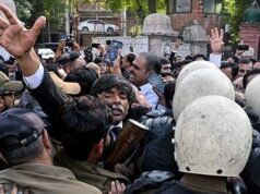 Il Pakistan dichiara lo stato di emergenza e arresta i leader del partito dell’ex primo ministro Imran Khan