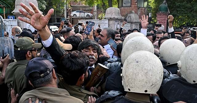 Il Pakistan dichiara lo stato di emergenza e arresta i leader del partito dell’ex primo ministro Imran Khan Il Pakistan dichiara lo stato di emergenza e arresta i leader del partito dell’ex primo ministro Imran Khan