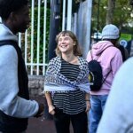 Greta Thunberg si unisce alle massicce proteste studentesche francesi mentre le auto bruciano e la polizia spara gas lacrimogeni