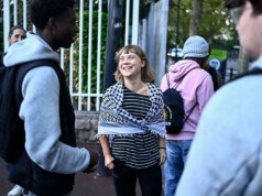 Greta Thunberg si unisce alle massicce proteste studentesche francesi mentre le auto bruciano e la polizia spara gas lacrimogeni