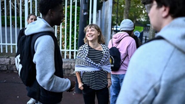 Greta Thunberg si unisce alle massicce proteste studentesche francesi mentre le auto bruciano e la polizia spara gas lacrimogeni Greta Thunberg si unisce alle massicce proteste studentesche francesi mentre le auto bruciano e la polizia spara gas lacrimogeni