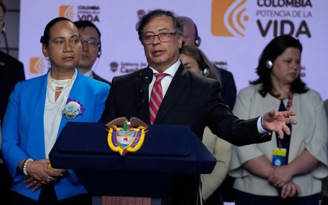 Ex presidente colombiano accusato di sfruttare decine di donne per i partiti presidenziali