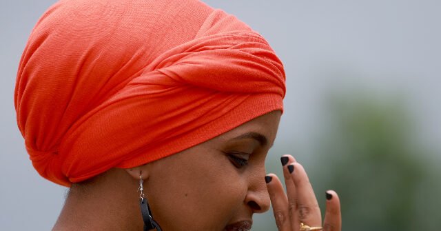 Rapporto: La richiesta di licenza di matrimonio rivela che Ilhan Omar sembrava incerta del suo nome Rapporto: La richiesta di licenza di matrimonio rivela che Ilhan Omar sembrava incerta del suo nome