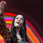 Kacey Musgraves urla “F**k” “Loser” Cristoforo Colombo sul palco: “Ti odiamo”